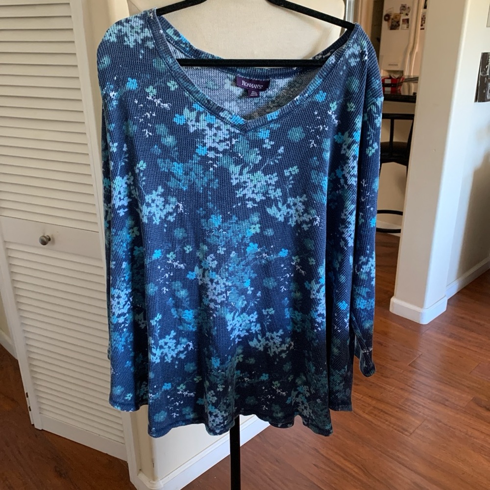Roaman’s honeycomb texture denim blue floral cotton top. Excellent condition